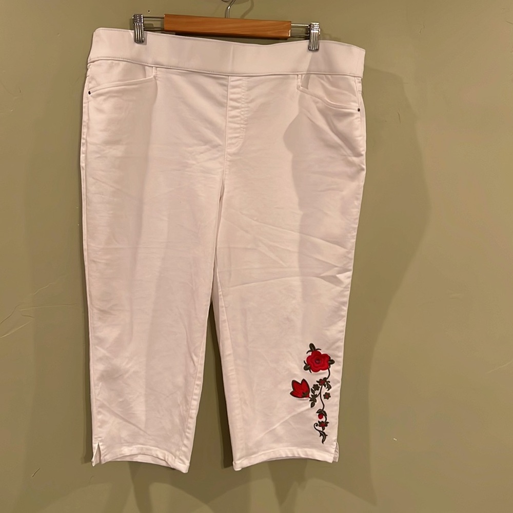 Intro. love the fit White Capri Cropped Jeans Floral Embroidery MidRise size 18W